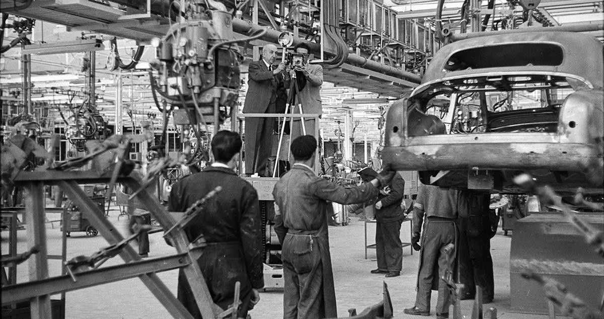 Autofotografía de Antoni Campañà y José Ortiz Echagüe en la fábrica Seat de la Zona Franca de Barcelona / ANTONI CAMPAÑÀ - CASA SEAT