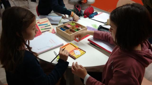 Dos alumnas de quinto de primaria del colegio Virolai, durante la clase de matemáticas / CG