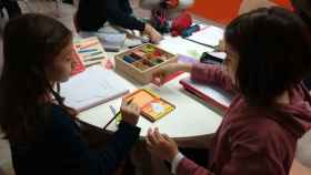 Dos alumnas de quinto de primaria del colegio Virolai, durante la clase de matemáticas / CG