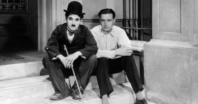 Charles Chaplin, caracterizado de ‘Charlot’, y Edgar Neville, fotografiados  en Hollywood en 1928