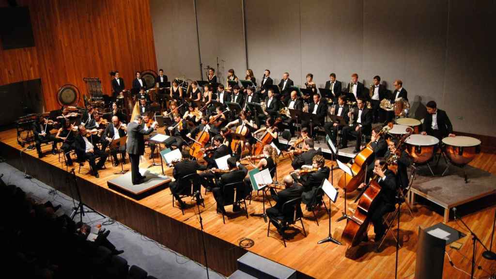 Un director ante una orquesta, imagen de archivo