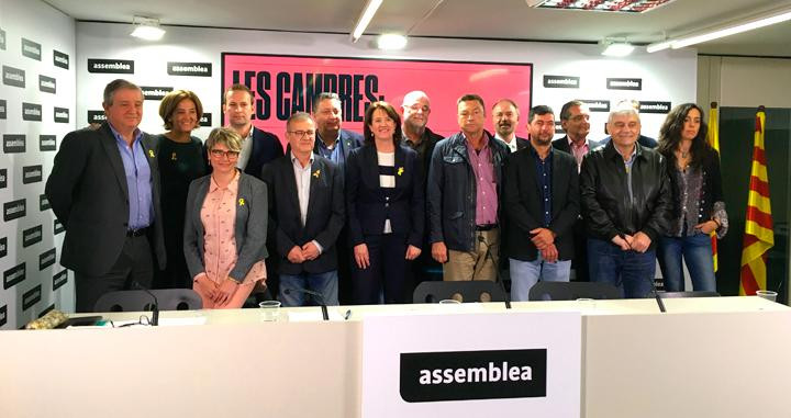 La presidenta de la ANC, Elisenda Paluzie (c), con los representantes de la candidatura independentista a la Cámara de Comercio de Barcelona Eines de País / EFE