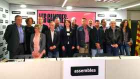 La presidenta de la ANC, Elisenda Paluzie (c), con los representantes de la candidatura independentista a la Cámara de Comercio de Barcelona Eines de País / EFE