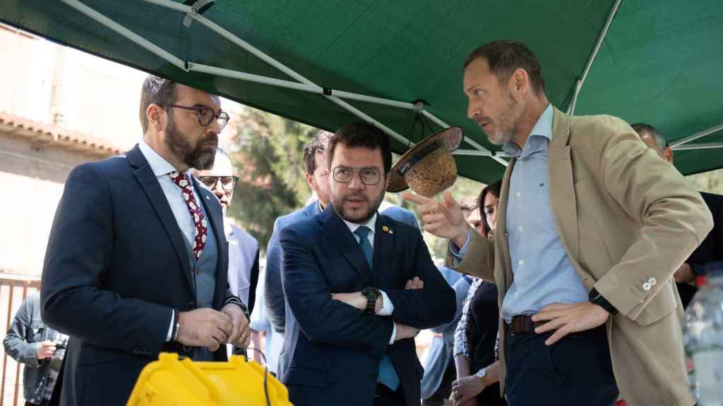 El 'conseller' de Territorio, Juli Fernàndez, el presidente de la Generalitat, Pere Aragonès, y el director general de Adif, Àngel Contreras, visitando esta semana la estación de Renfe en Gavà / DAVID ZORRAKINO - EUROPA PRESS