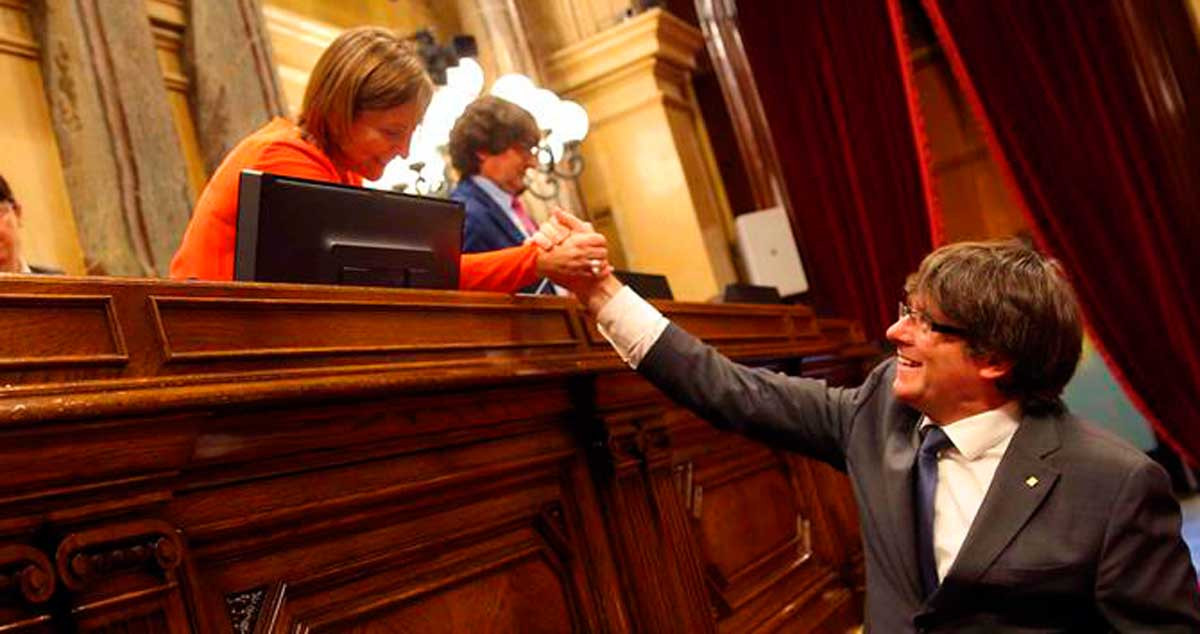 La presidenta del Parlament, Carme Forcadell, y el presidente de la Generalitat, Carles Puigdemont, en 2017 / CG