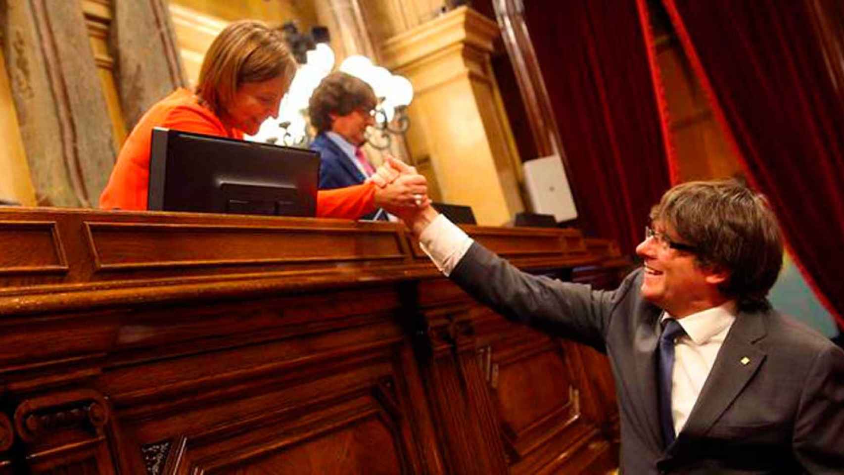 La presidenta del Parlament, Carme Forcadell, y el presidente de la Generalitat, Carles Puigdemont, en 2017 / CG