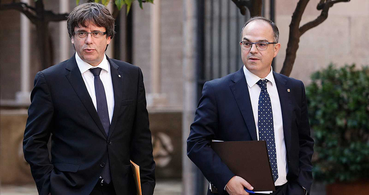 El expresidente de la Generalitat, Carles Puigdemont (i) y el secretario general de JxCat, Jordi Turull (d) en una imagen de archivo