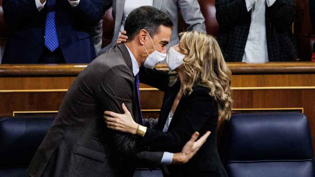 El presidente del Gobierno, Pedro Sánchez y la ministra de Trabajo Yolanda Díaz se abrazan tras la aprobación de la reforma laboral / EUROPA PRESS