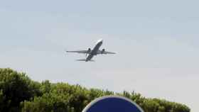 Un avión despega del aeropuerto de Barcelona-El Prat / EFE