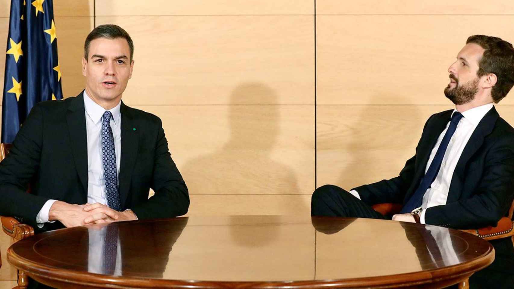 Reunión entre el presidente del Gobierno, Pedro Sánchez (i), y el líder del PP, Pablo Casado, para quienes Cataluña mantiene su protagonismo / EFE