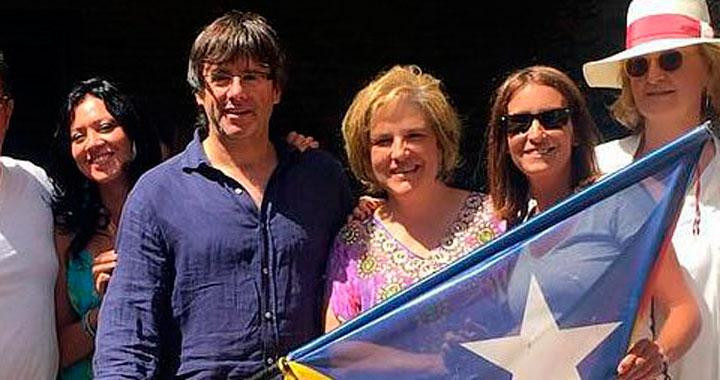 Pilar Rahola y Carles Puigdemont, en una de las fiestas de la tertuliana en su casa de Cadaqués, a las que también acudía Trapero / TWITTER