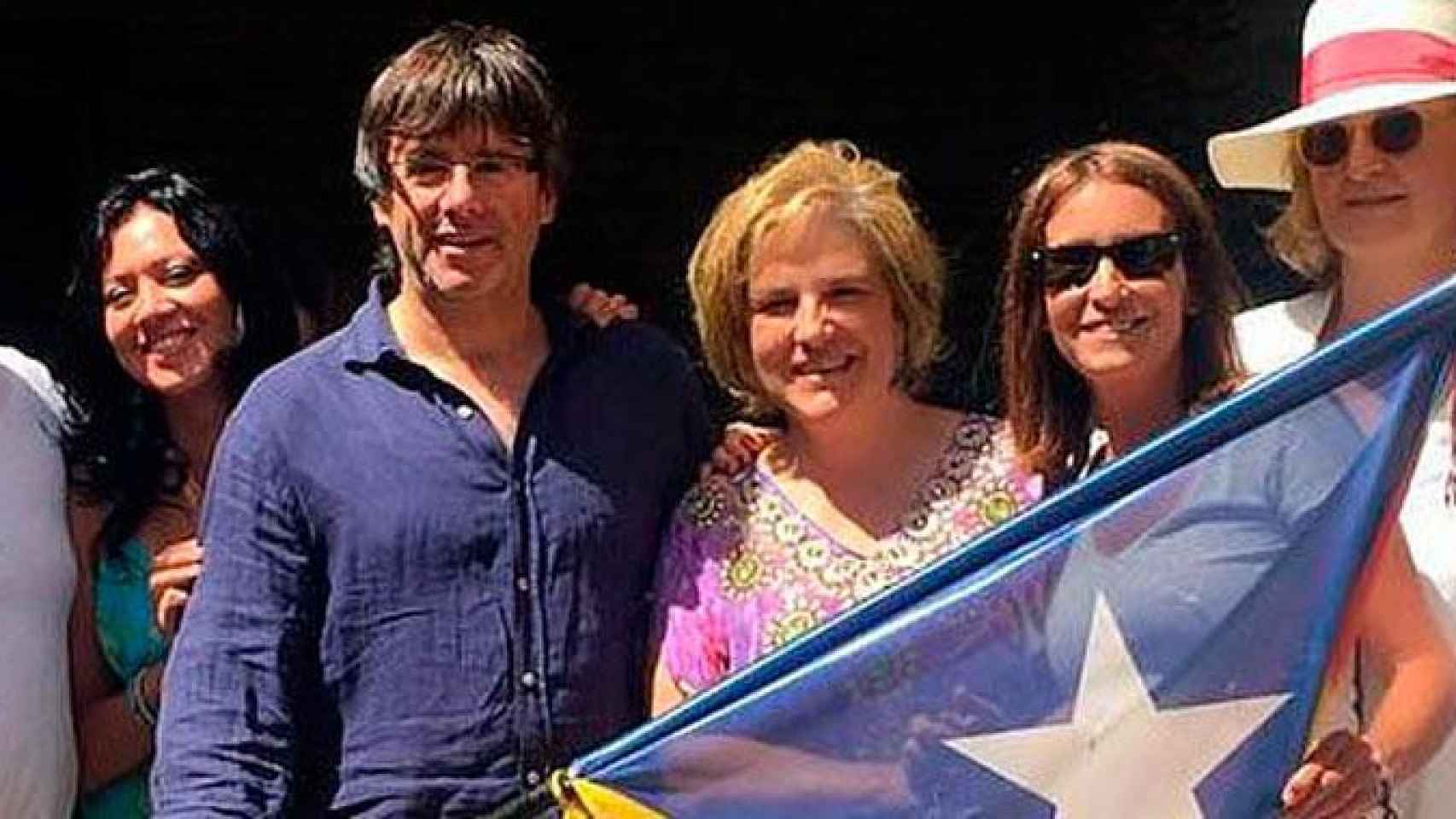 Pilar Rahola y Carles Puigdemont, en una de las fiestas de la tertuliana en su casa de Cadaqués, a las que también acudía Trapero / TWITTER