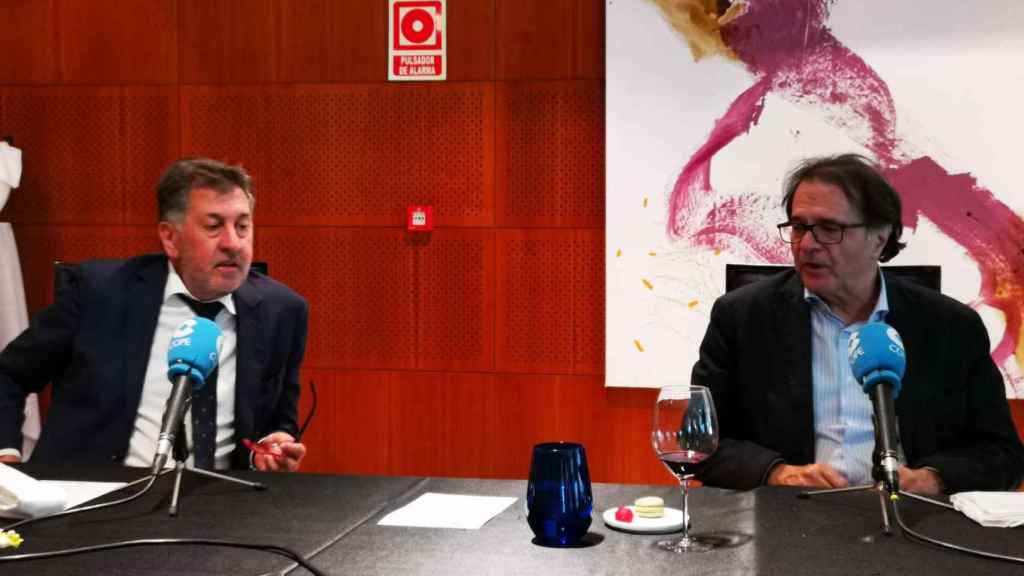 El empresario Amancio López, junto a Jordi Alberich, en el programa 'Converses' de la Cadena Cope / CG