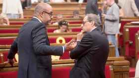 El presidente de la Generalitat de Cataluña, Quim Torra (d) y el 'conseller' de Interior, Miquel Buch (i)