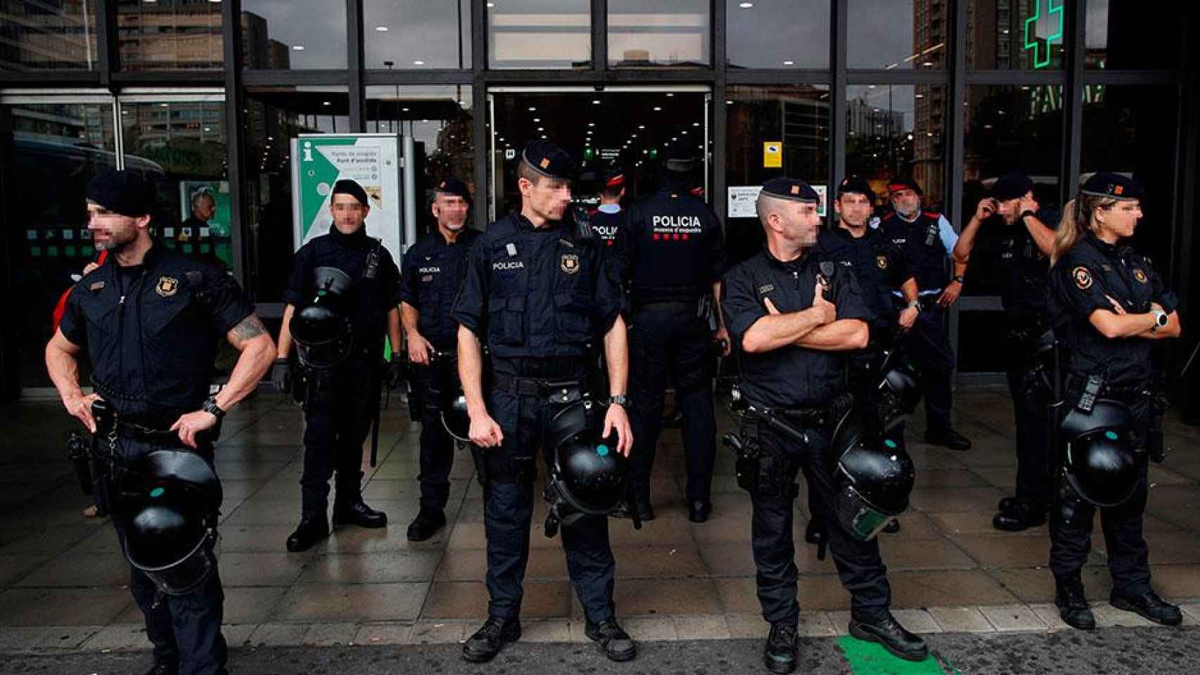 Agentes de la policía catalana ante Sants / EFE