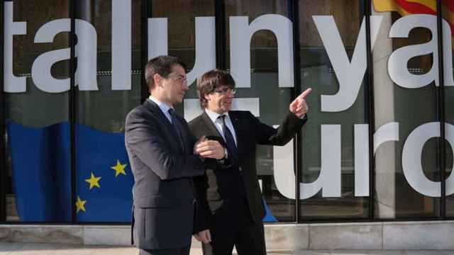 El expresidente Carles Puigdemont, en una de las  embajadas  / GENCAT