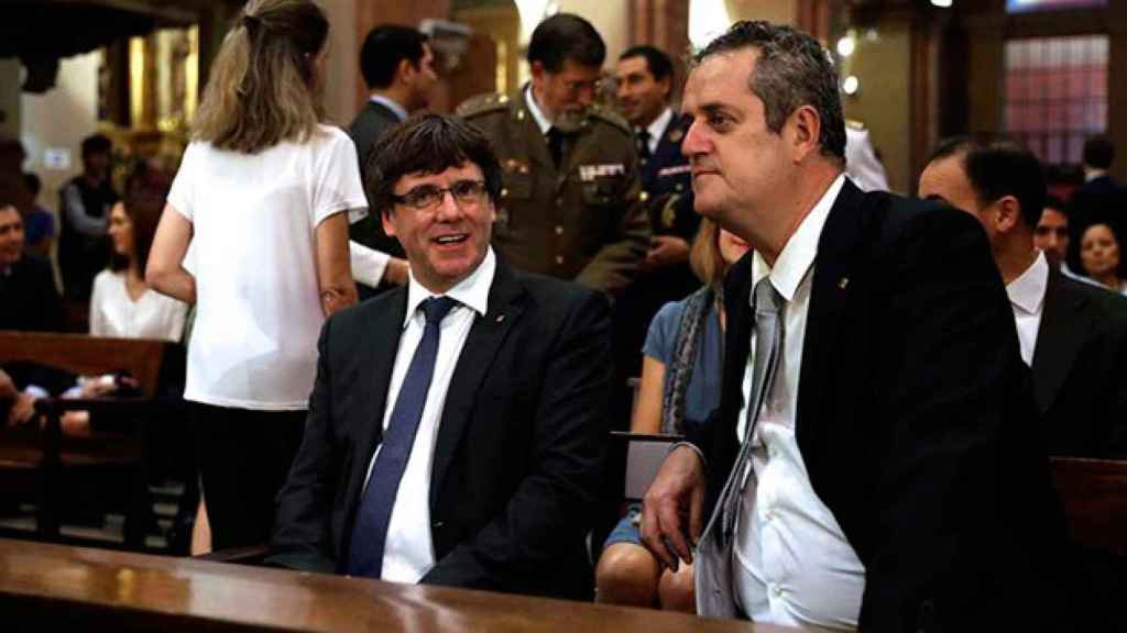 El expresidente de la Generalitat, Carles Puigdemont (i), junto al exconsejero de Interior Joaquim Forn (d) / EFE