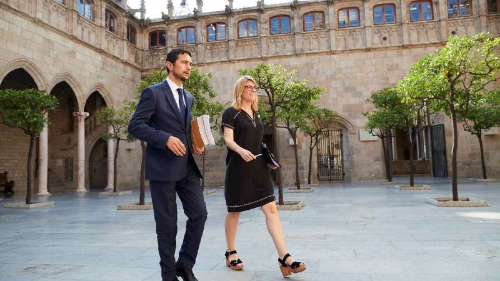 Damià Calvet y Elsa Artadi camino de una reunión del Consell Executiu del Govern / EFE