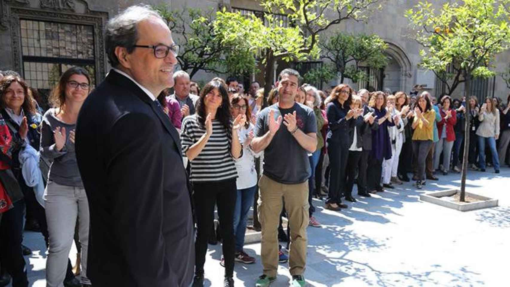 Los trabajadores del Palau de la Generalitat aplauden a Quim Torra tras su toma de posesión como presidente de la Generalitat / GOVERN