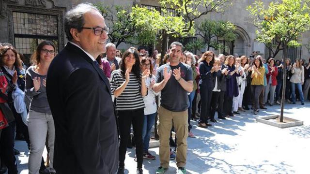Los trabajadores del Palau de la Generalitat aplauden a Quim Torra tras su toma de posesión como presidente de la Generalitat / GOVERN
