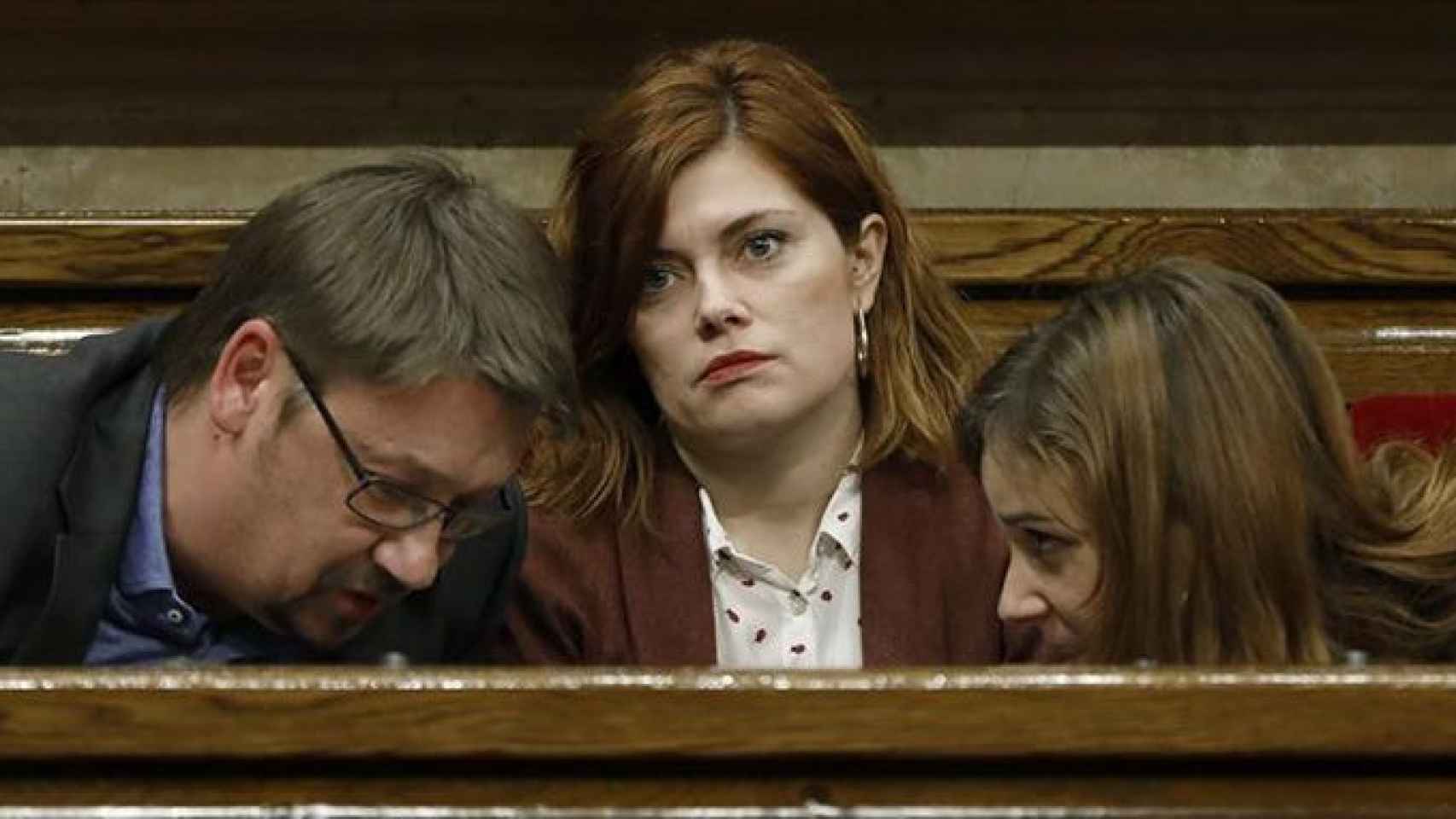 Xavier Domenech (i), Elisenda Alamany (c) y Jéssica Albiach (d) de Catalunya en Comú Podem, en el discurso del debate de investidura del candidato Jordi Turull / EFE