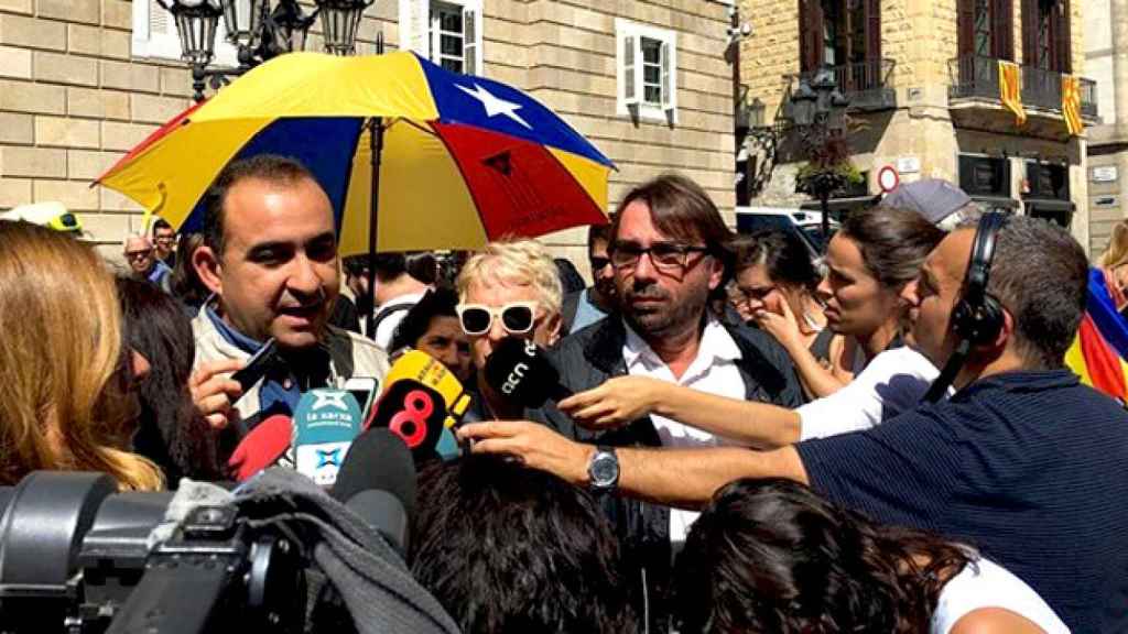 Javier Pacheco (i) y Camil Ros (d), secretarios generales de CCOO y UGT de Cataluña, atienden a los medios tras reunirse con Carles Puigdemont y Oriol Junqueras / EP