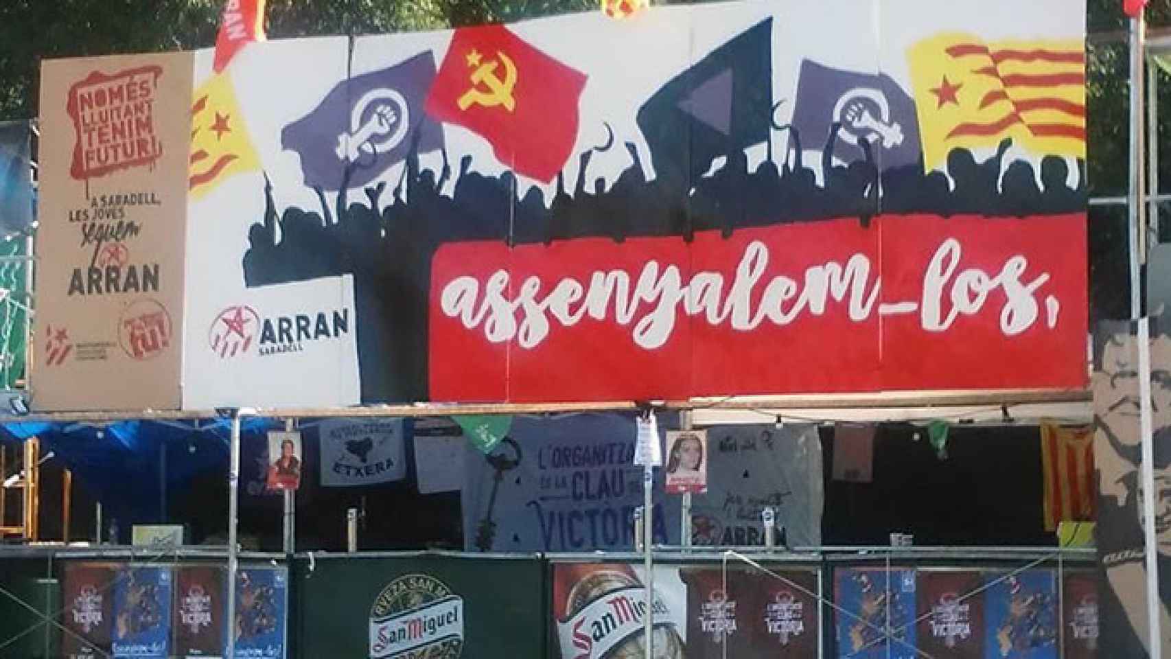 Cartel de Arran, la rama juvenil de la CUP, a favor de señalar a quienes no son independentistas, instalado en la fiesta mayor de Sabadell (Barcelona) / CG