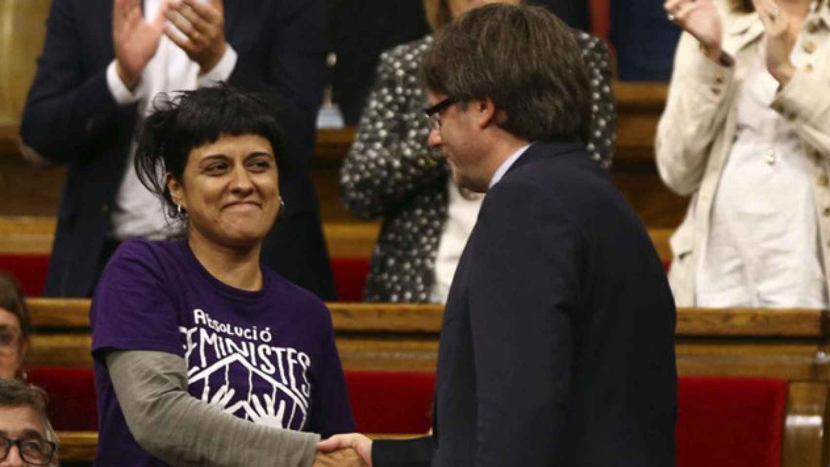 El 'president' de la Generalitat, Carles Puigdemont, tiende la mano a la diputada de la CUP, Anna Gabriel / EFE