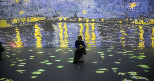 Personas visitando la exposición 'Van Gogh, el sueño inmersivo', en Ciudad de Guatemala / EFE - Esteban Biba