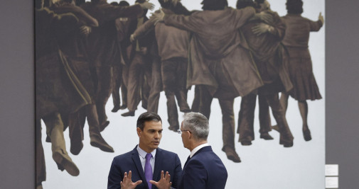 El presidente del Gobierno, Pedro Sánchez, y el secretario general de la OTAN, Jens Stoltenberg, conversando en el recinto IFEMA donde se celebrará la cumbre de la Alianza Atlántica / EFE - Rodrigo Jiménez