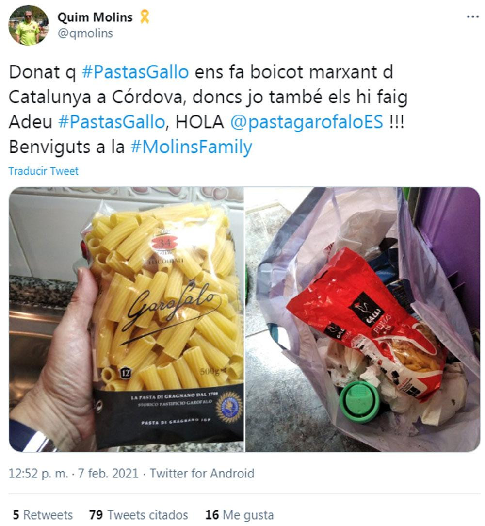 Usuario independentista tirando una bolsa de pastas Gallo llena a la basura / TWITTER