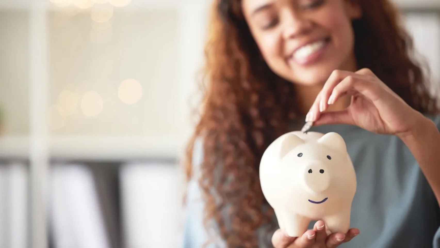 Mujer guarda dinero en una hucha