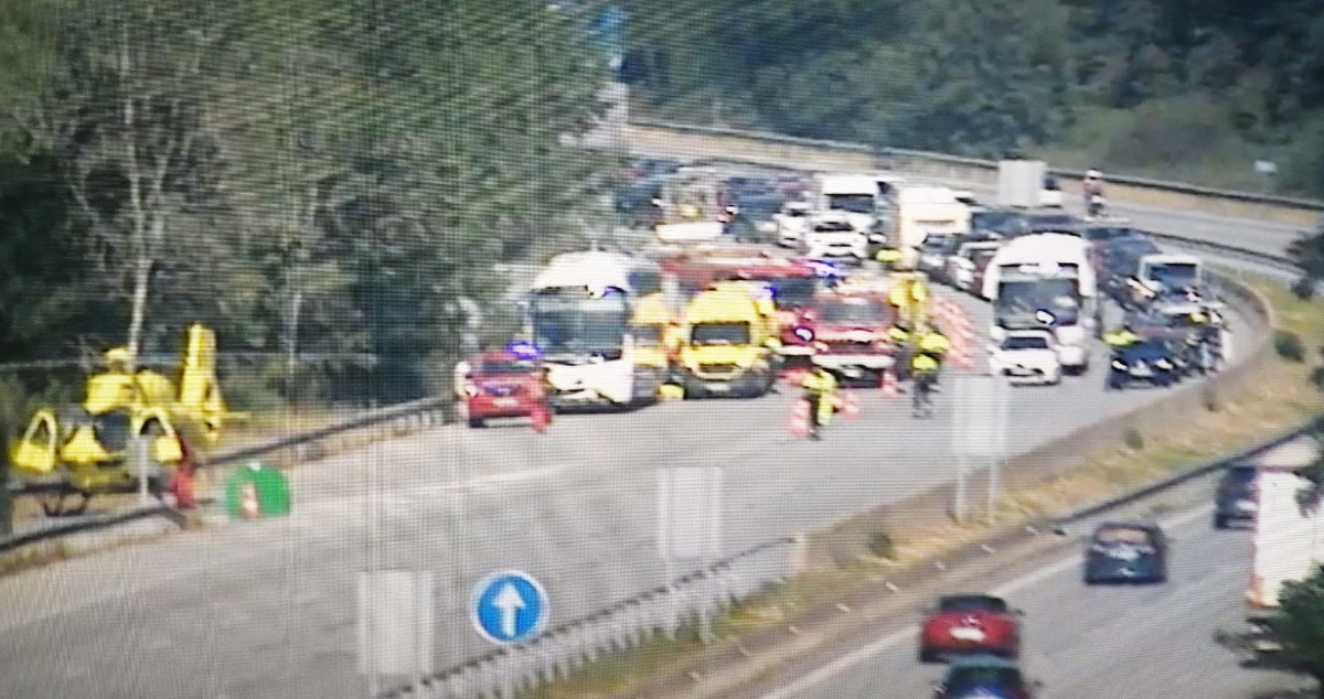Los equipos de emergencias en la AP-7 tras el accidente mortal en Sant Celoni / TRÀNSIT