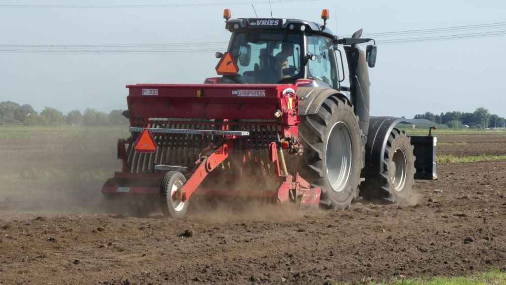 Tractor labrando un campo / CG