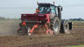 Tractor labrando un campo / CG