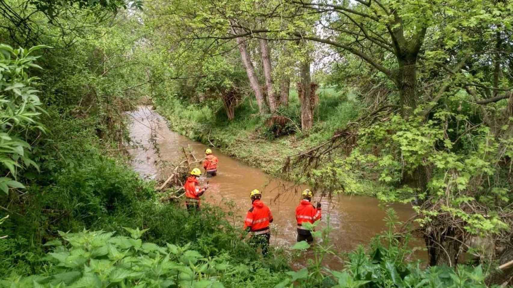 Los bombers de la Generalitat durante la búsqueda de un desaparecido en el río Gurri de Vic / BOMBERS