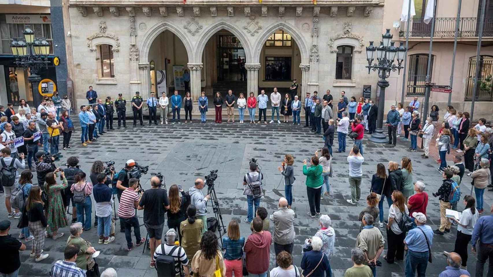 Minuto de silencio en Terrassa tras el asesinato de dos hermanas en Pakistán / EP