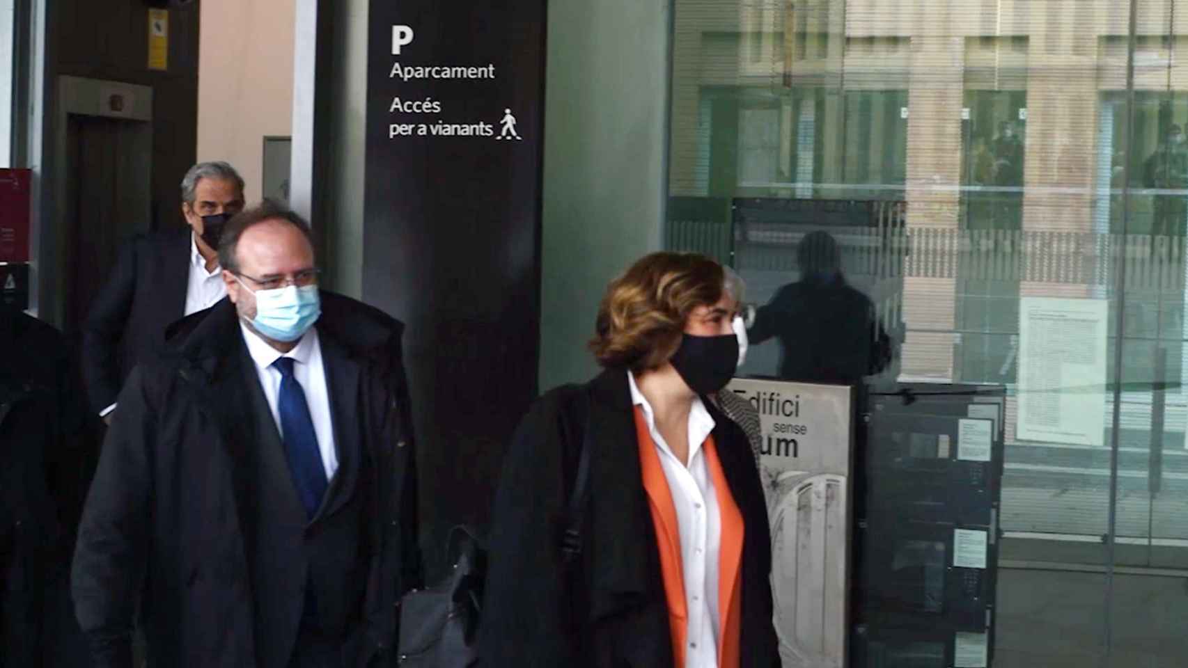 La alcaldesa de Barcelona, Ada Colau, en la entrada trasera de la Ciutat de la Justícia, donde declara por el 'caso subvebciones' / CG