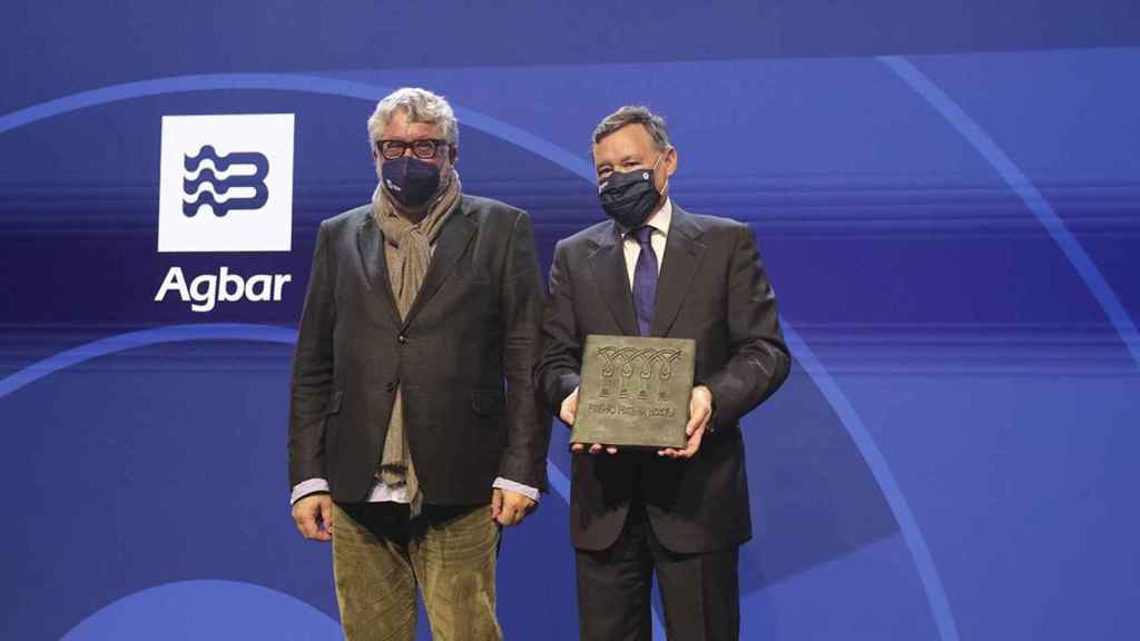 Ángel Simón, presidente de Agbar (a la derecha), junto a Antonio Balmón, alcalde de Cornellà, tras recibir la placa Hispania Nostra / AGBAR