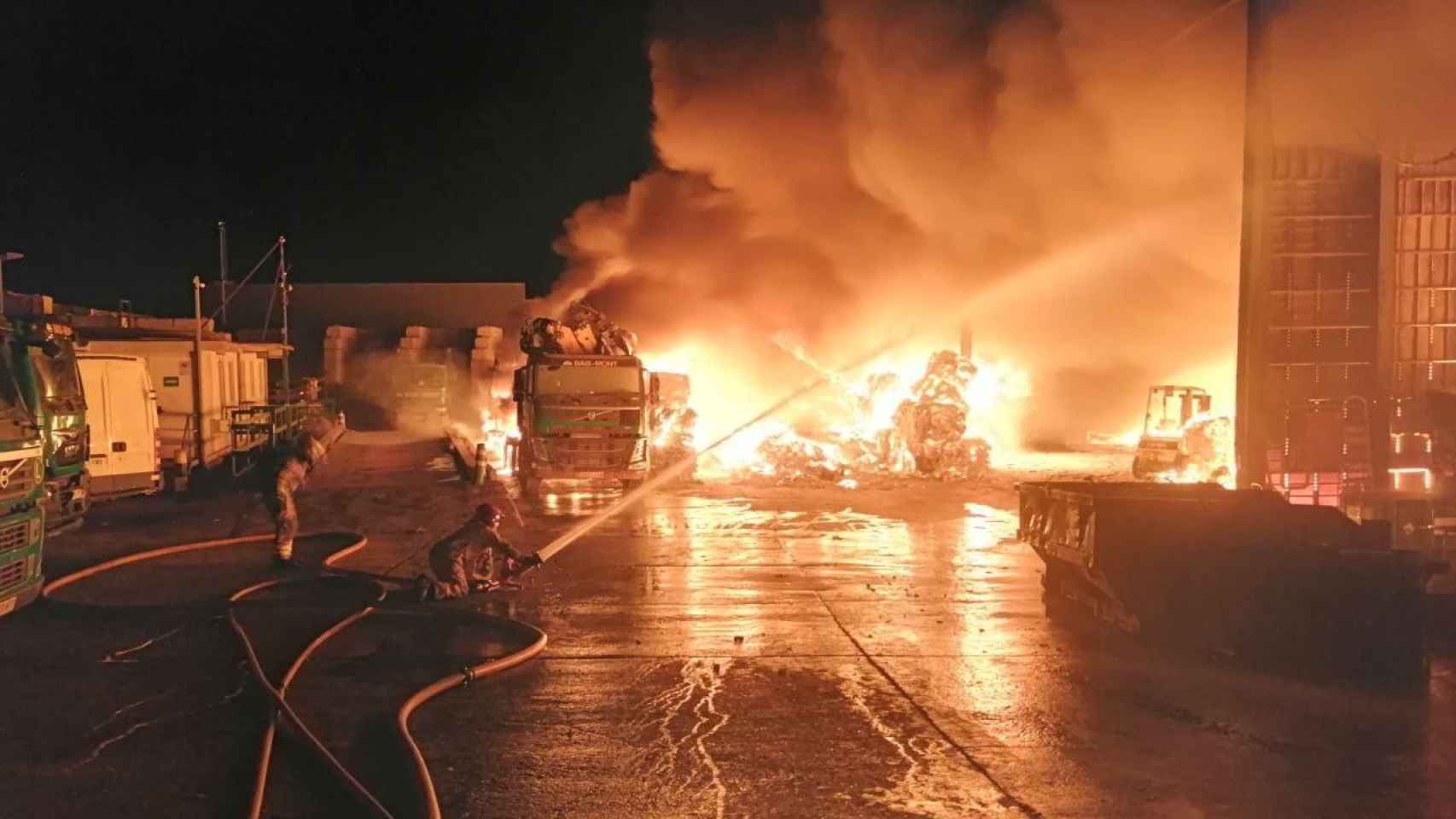 Los bomberos trabajan en la extinción del incendio en Amposta (Tarragona) / EP