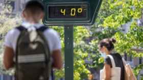 Un termómetro urbano marca los 40º, temperatura que se ha superado en algunas partes de Cataluña este sábado / EUROPA PRESS