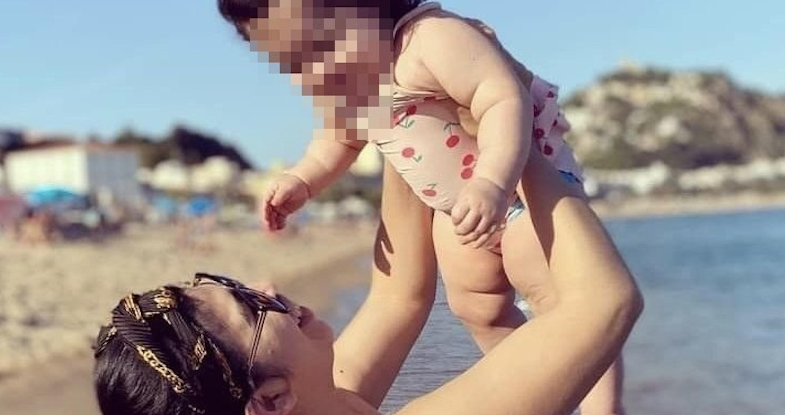 La bebé junto a su madre / CG