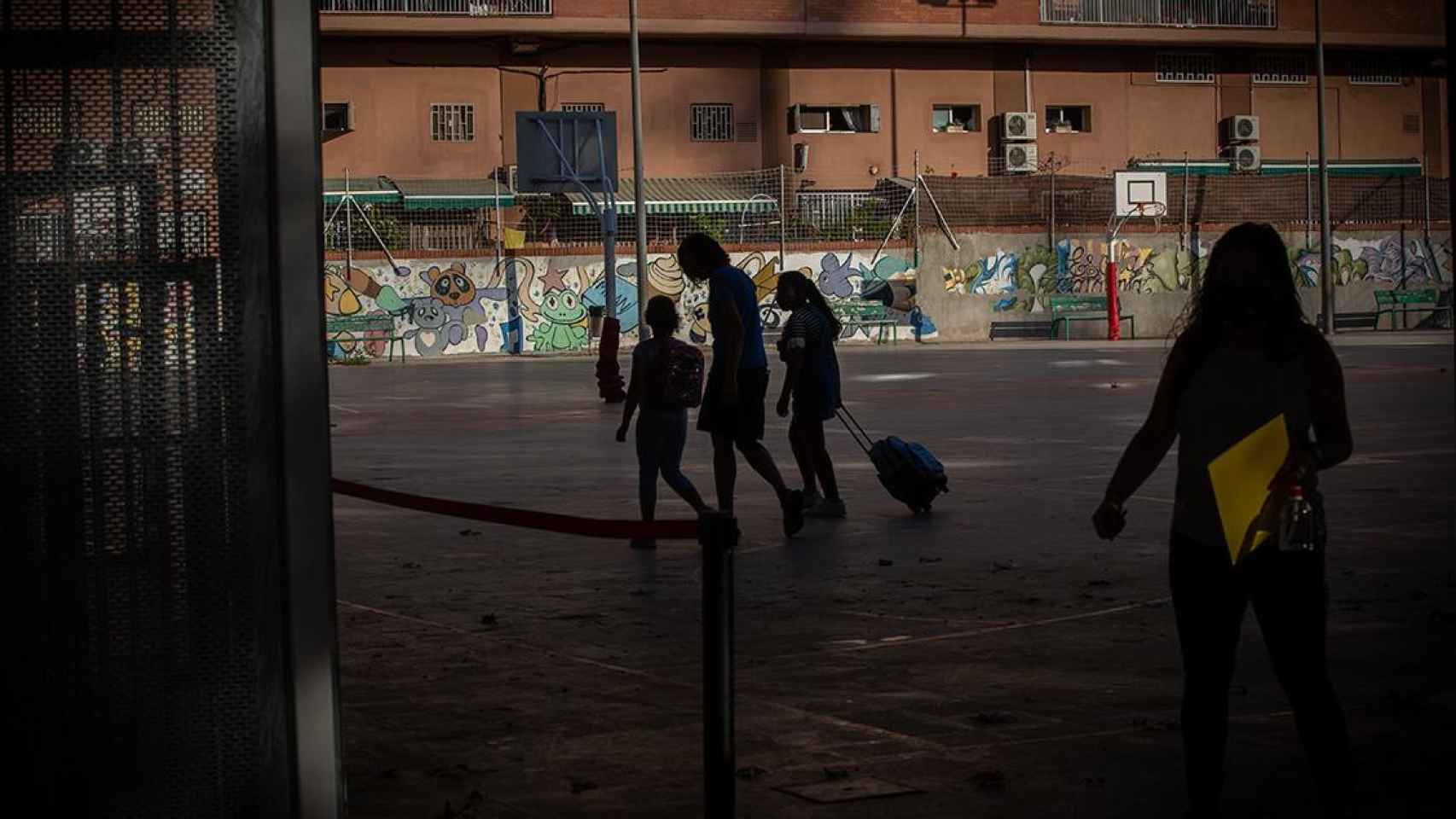 Alumnos y padres en el patio de un colegio al inicio de una nueva semana escolar / EUROPA PRESS