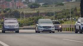 Turismos circulan por una carretera catalana / TRÀNSIT