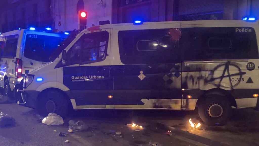 La furgoneta de la Guardia Urbana de Barcelona, tras el impacto de un cóctel molotov / EB