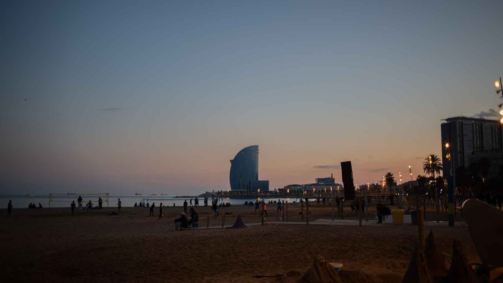 Amanecer con cielos despejados en las playas de Barcelona / EUROPA PRESS