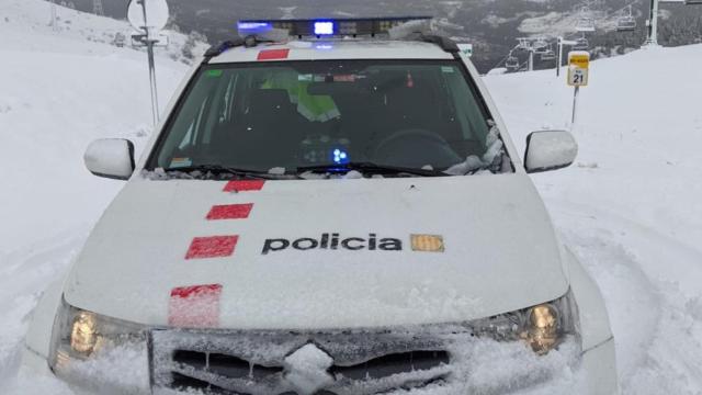 Un coche patrulla de Mossos durante la nevada / MOSSOS