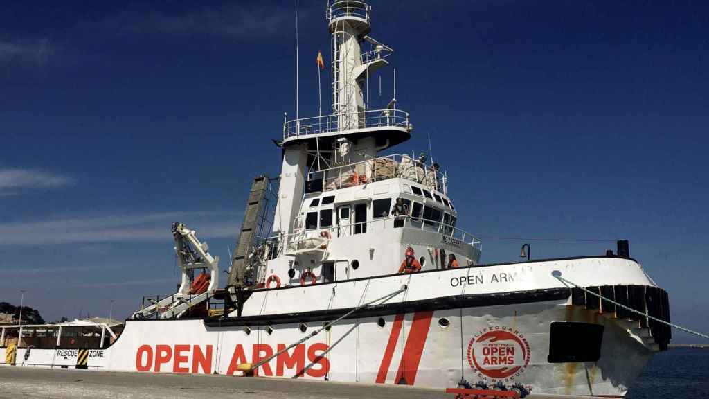 Barco de Open Arms que ha rescatado a náufragos en el Mediterráneo / EFE