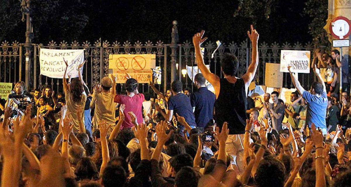 Asedio al Parlament en 2011 por parte de los indignados / EFE