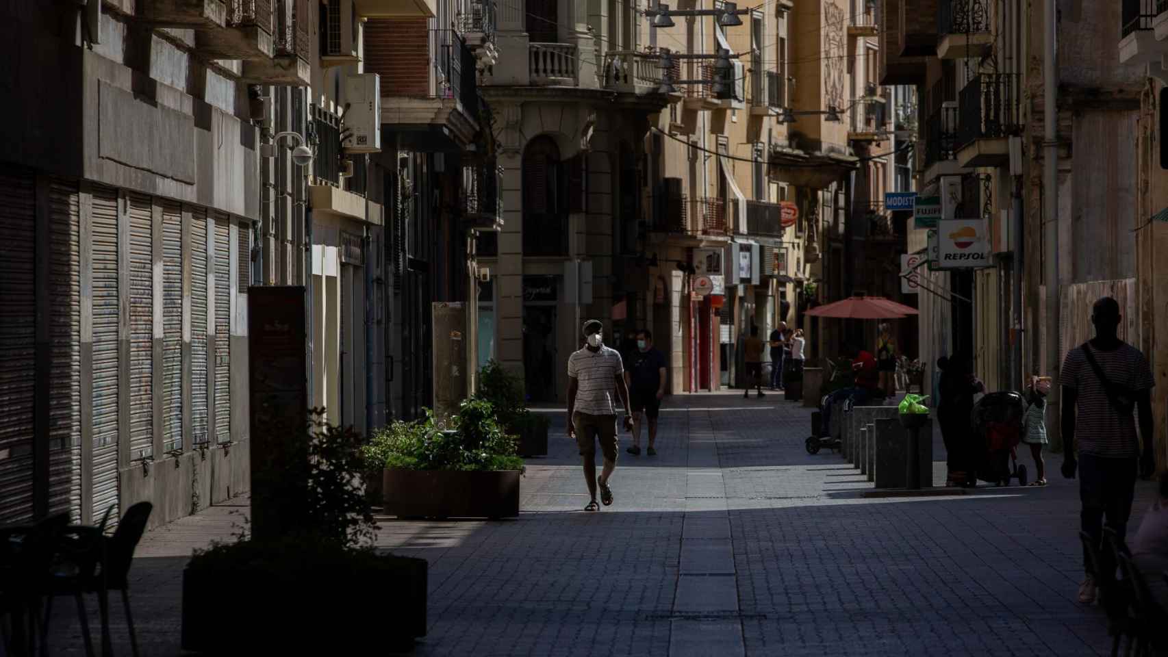 Varias personas caminan por el centro de Lleida / EP